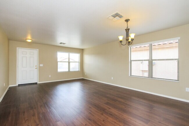 Foto del edificio - 15830 W Gelding Dr