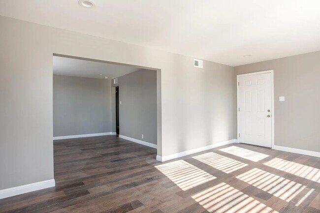 Foto del edificio - 5351 Devonshire Ave