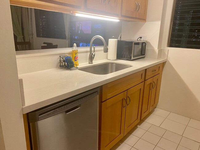 Building Photo - Royal Kuhio - Fully Furnished 1 Bedroom