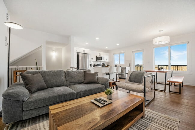 Photo du bâtiment - 1430 Aster Way NW