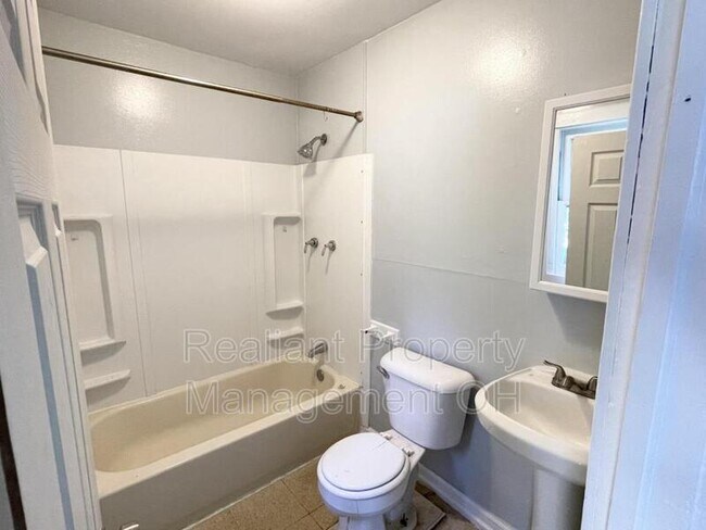 Foto del edificio - 3176 River Rd