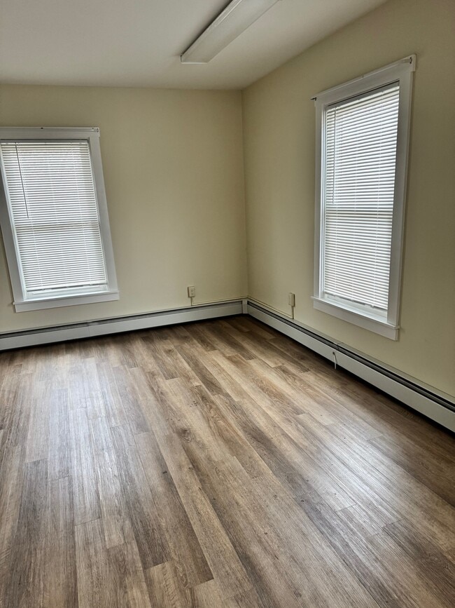 Building Photo - 379 US Route 7 N