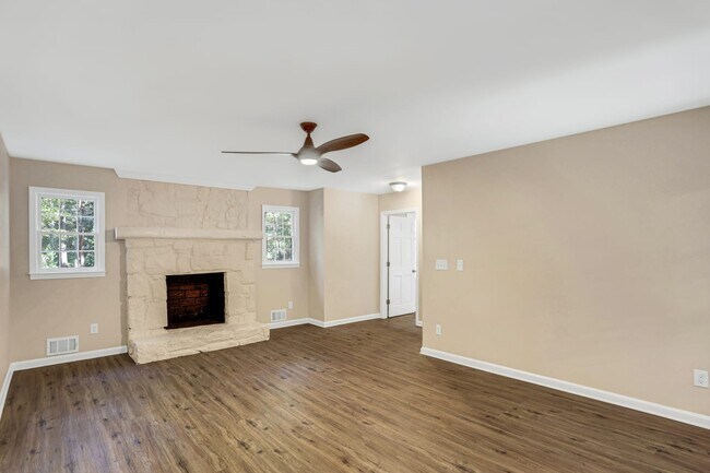 Foto del edificio - 492 Summit Ridge Dr