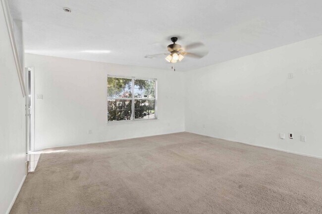 Foto del edificio - 10418 Iris Lake Ct