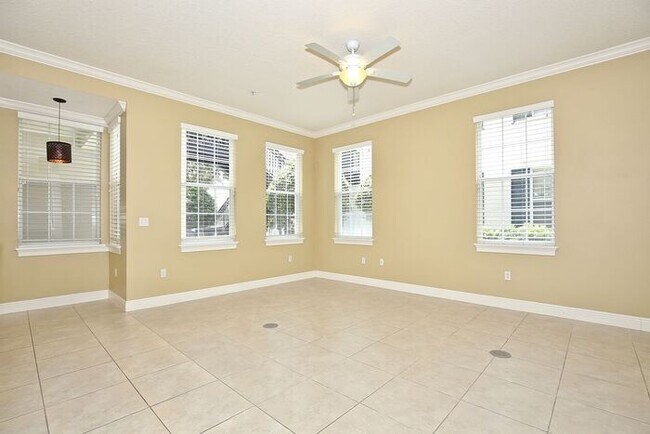 Foto del edificio - Stunning 3/2.5 Spacious Townhome with a 2 Car Garage Located in the Desirable Baldwin Park - Orla...