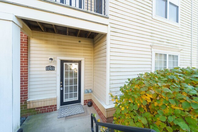Foto del edificio - 3 level 2 BR 2BA condo in Fairfax Ridge