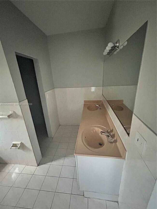 Foto del edificio - 21 NW 60th St