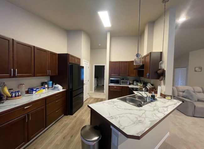 Building Photo - Spacious 3 bedroom/2 bathroom/2 car garage...