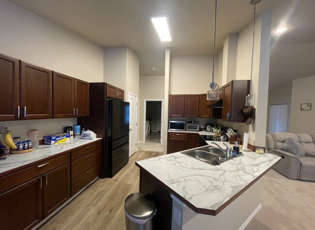 Foto del edificio - Spacious 3 bedroom/2 bathroom/2 car garage...