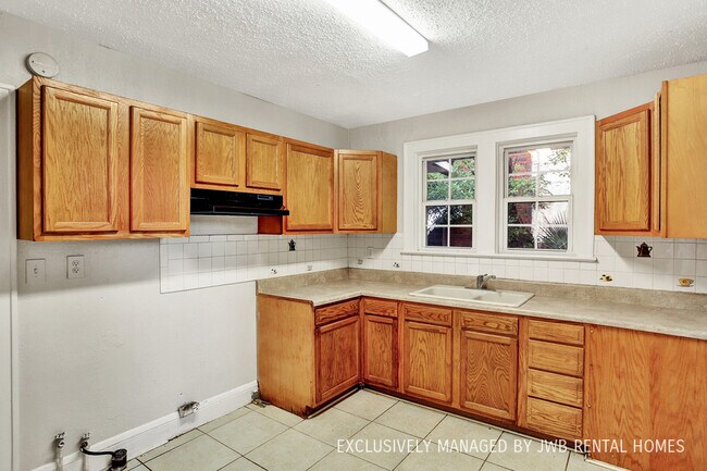 Building Photo - 6500 Evelyn Dr