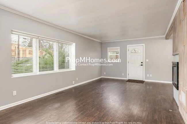 Foto del edificio - Charming Duplex with a Huge Yard in Multno...
