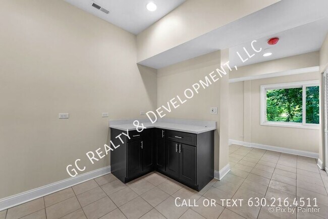 Building Photo - ***LAUNDRY HOOKUPS IN UNIT / 3 BDRM - 2 BT...