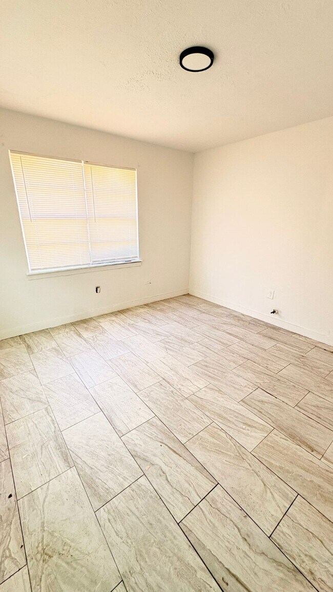 Foto del edificio - 2701 Brewster St