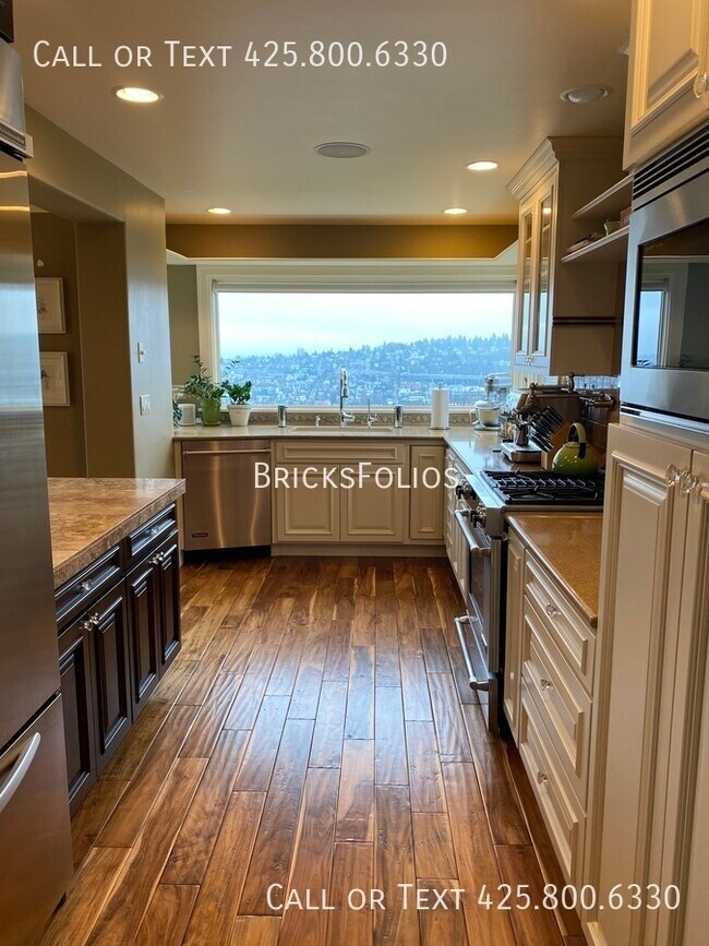 Foto del edificio - Wake Up to Lake Union – Tudor Home in Prim...