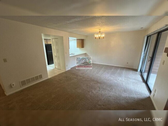 Foto del edificio - 124 West Rockrimmon Blvd. #203