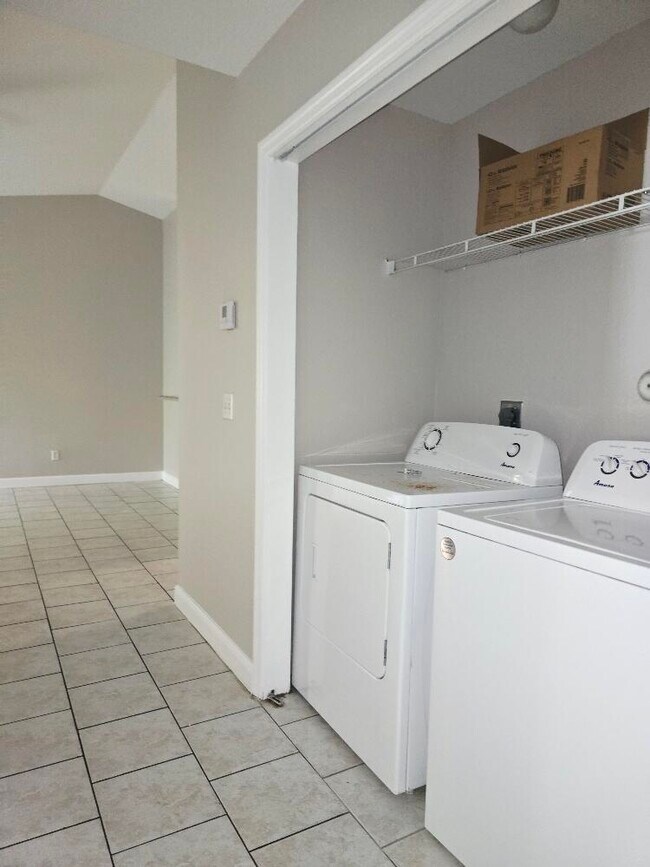 Building Photo - 1406 White Pine Dr