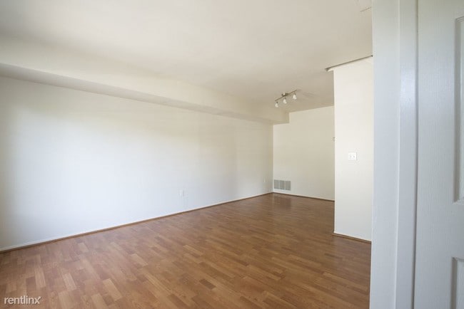 Building Photo - 2 br, 2.5 bath  - 22034 Cape Cod Way