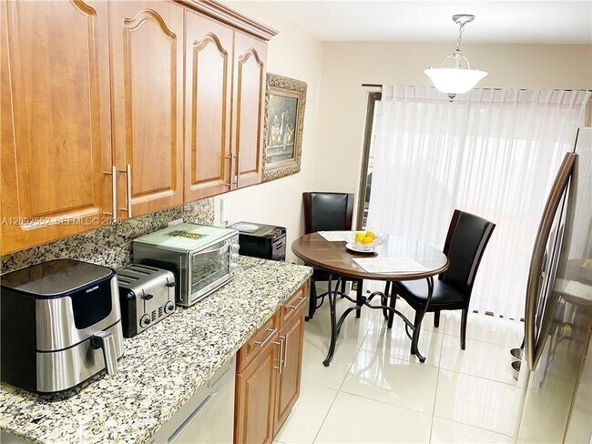 Foto del edificio - 600 NW 210th St