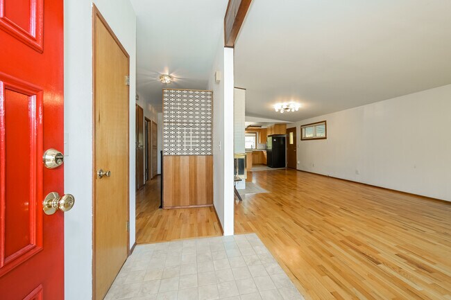 Building Photo - 812 S 116th St