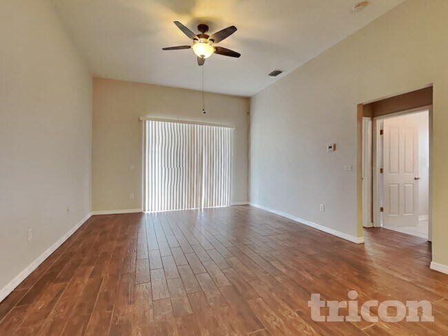 Foto del edificio - 6816 Monarch Park Dr