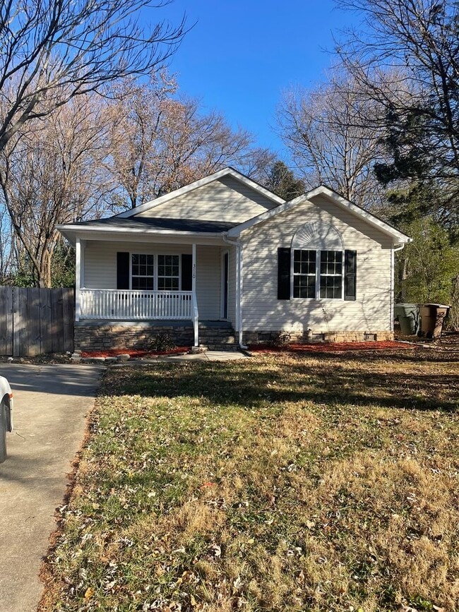 Building Photo - Updated 3 Bedroom Convenient to Shopping &...