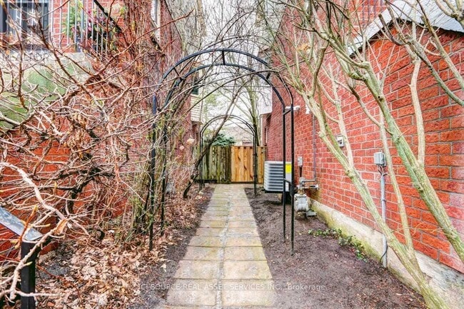 Building Photo - 16 Normandy Pl