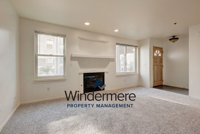 Building Photo - 3 Bed 2 Bath Ground Level Condo
