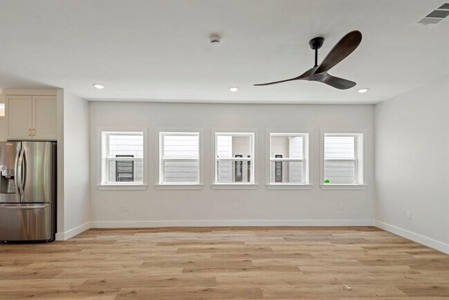Foto del edificio - 3224 Omega St