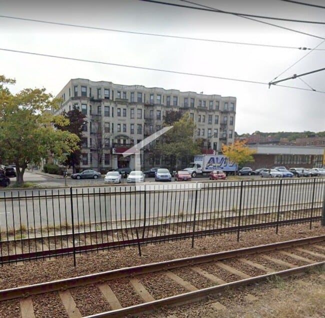 Building Photo - 3Br/1Bth, Great location. Laundry in building