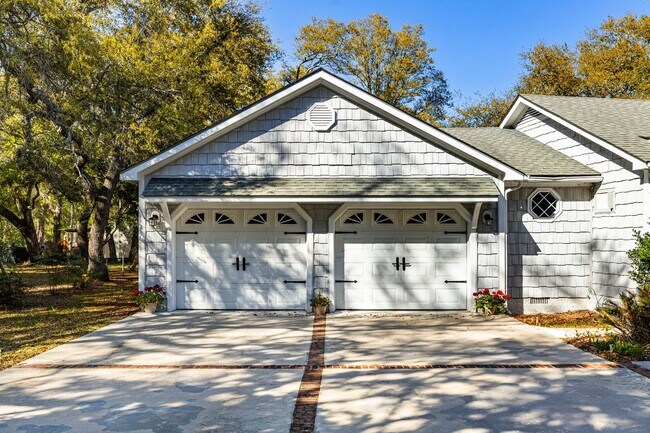 Building Photo - Fully Updated Harkers Island Home