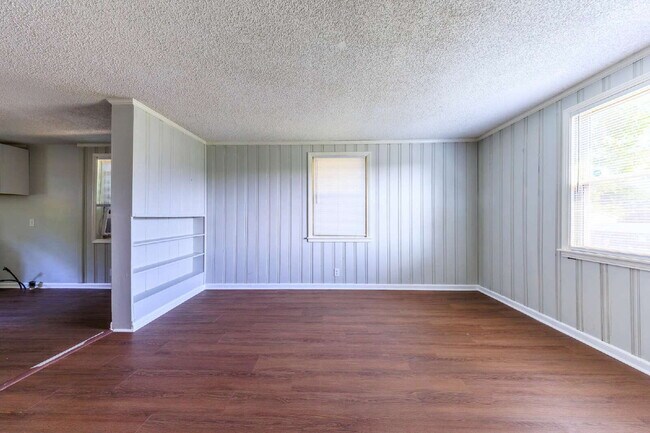 Foto del edificio - NOW AVAILABLE!!  Affordable Renovated 2 Be...