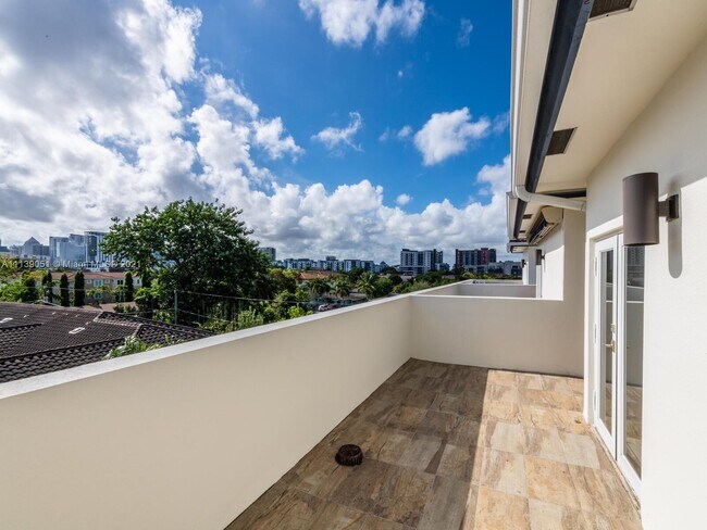 Building Photo - 820 NE 7th St  G Fort Lauderdale Fl 33304