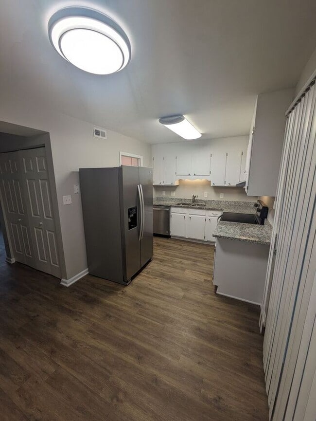 Building Photo - 2BD/1.5BA Townhome in Hickory