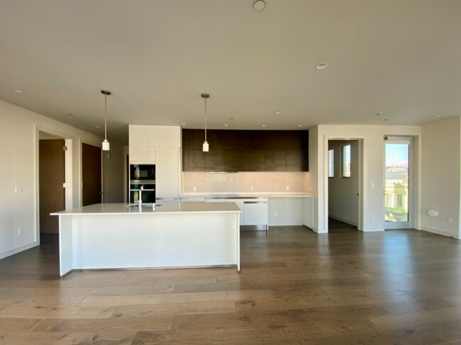 Building Photo - 600 S Van Ness Ave