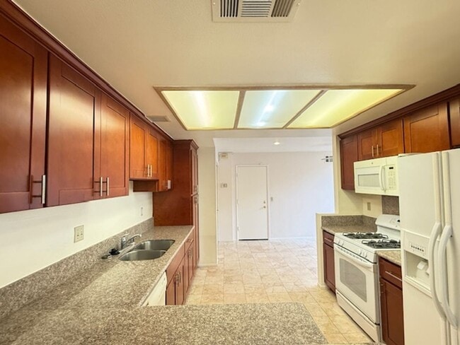 Building Photo - Conveniently located home in Irvine