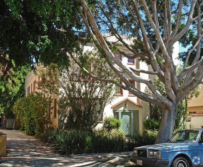 Primary Photo - 832 N Edinburgh Ave