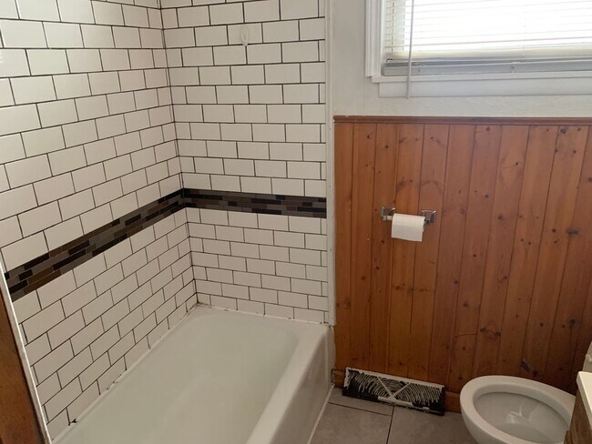 Building Photo - Welcome to this charming 3 bedroom home lo...