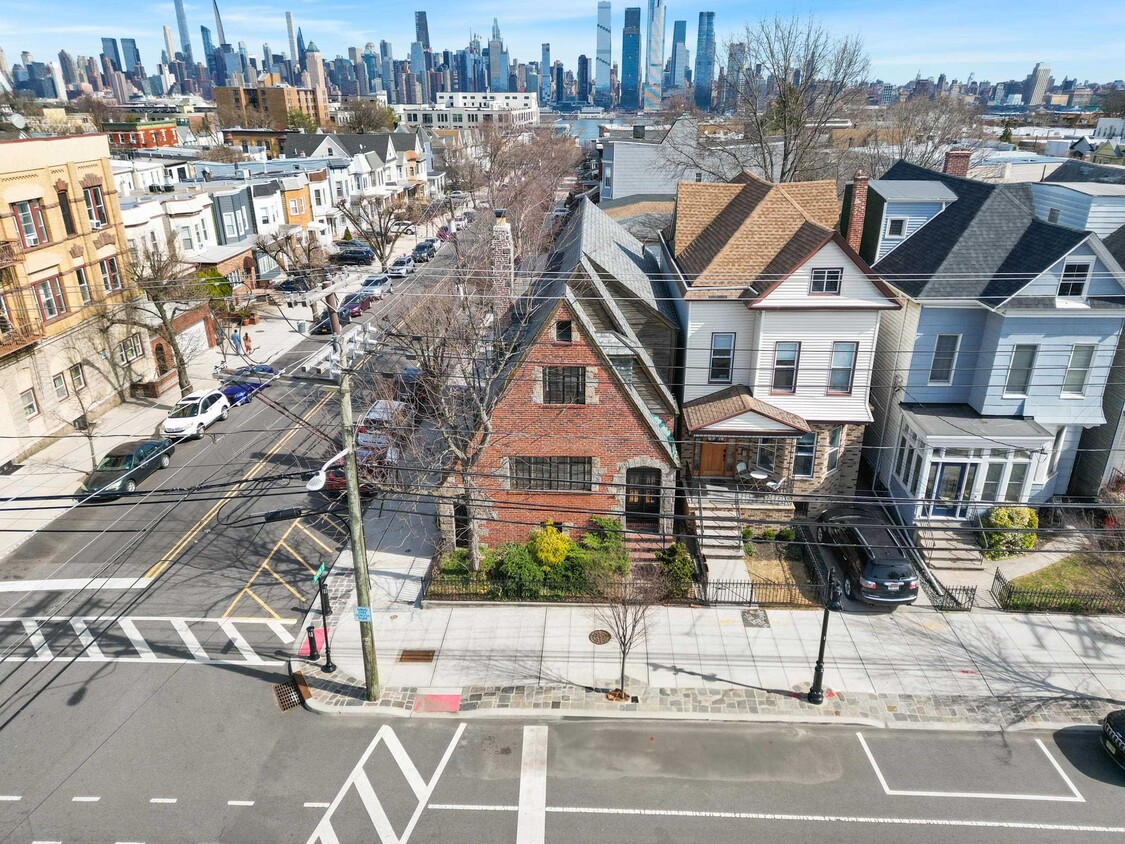 Primary Photo - 2314 Palisade Ave