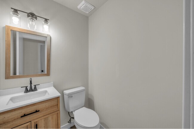 Building Photo - 610 Maplewood Dr