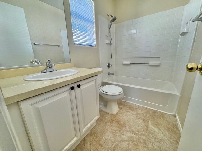 Building Photo - CHARMING 2 BEDROOM CONDO IN GATED COMMUNITY