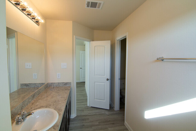 Foto del edificio - 3927 Silver Ranch Rd