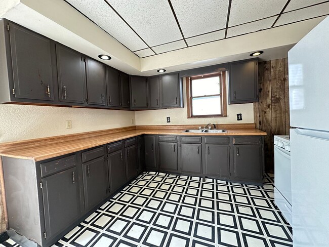 Building Photo - 2 bedroom house $650