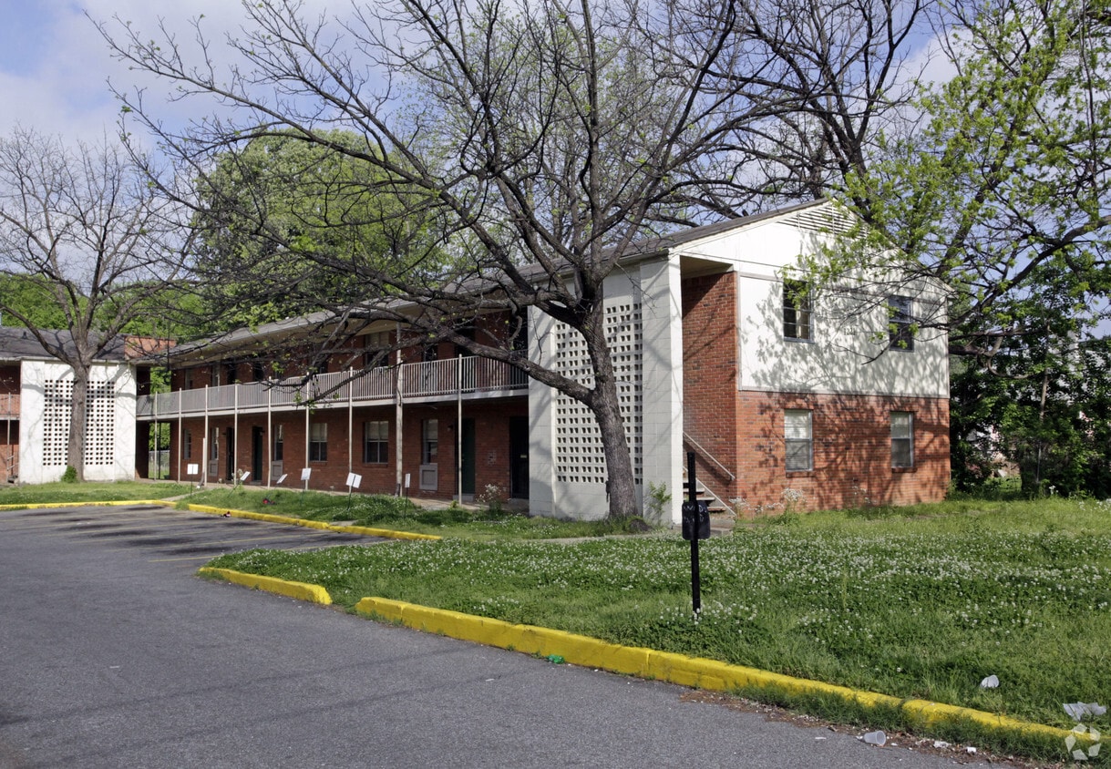 Primary Photo - Oak Park Apartments