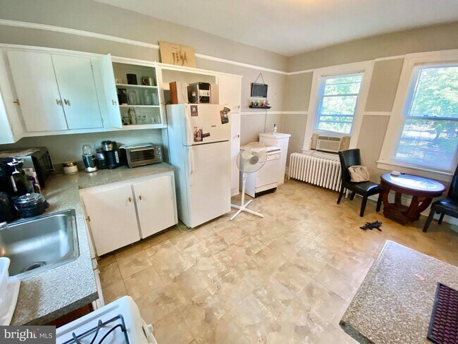 Foto del edificio - 211 E Raymond Ave