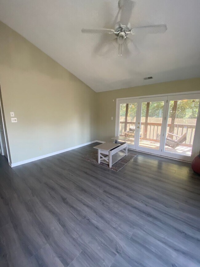 Foto del edificio - Semi-Furnished 2-Bedroom Condo at Eagle Pointe