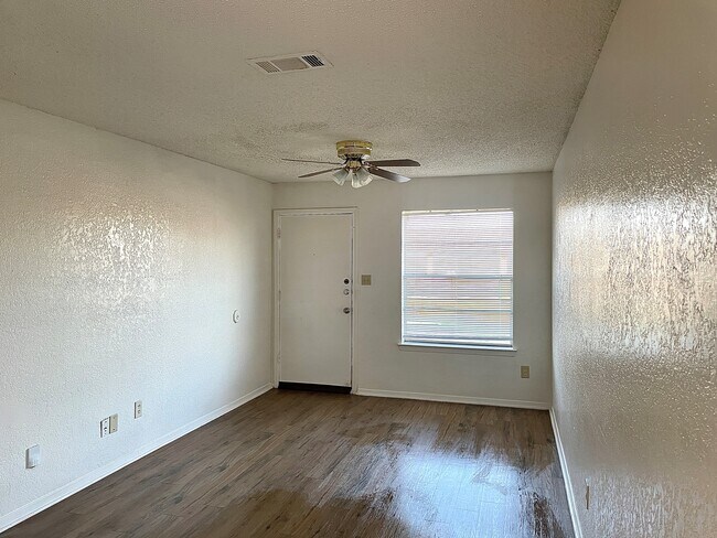 Sala de estar - 8335 Clifford St