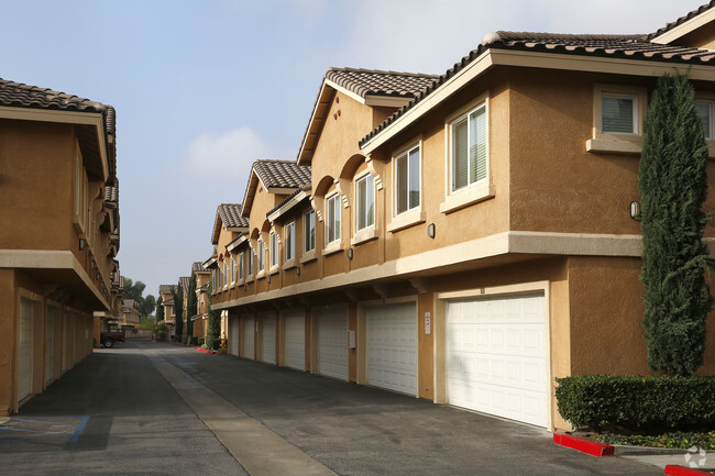 Foto del edificio - Corona Pointe Townhomes