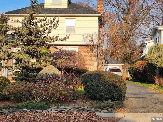 Primary Photo - 153 W Oakdene Ave