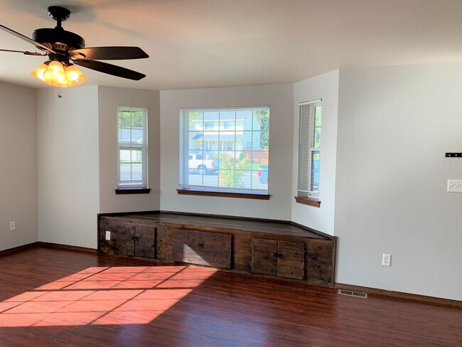 Building Photo - 4 Bedroom Home with 2 Car Garage!