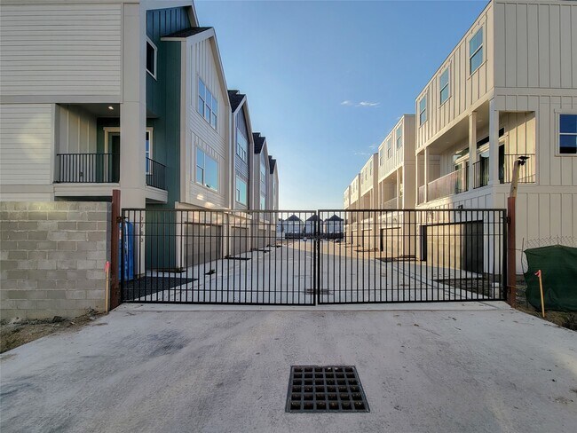 Foto del edificio - 7703 Earl Rudder Wy